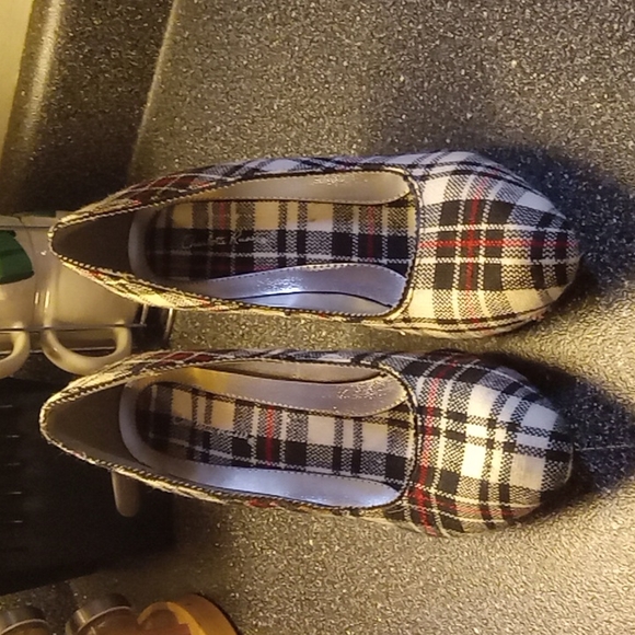 Mono chrome Plaid pumps with Red Striping Detail. - Picture 3 of 7